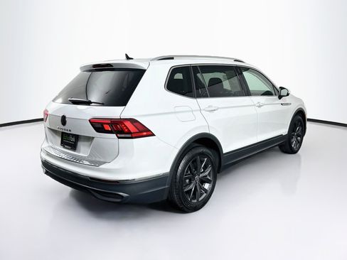Used 2024 Volkswagen Tiguan SE w/ Panoramic Sunroof Package FWD image 9