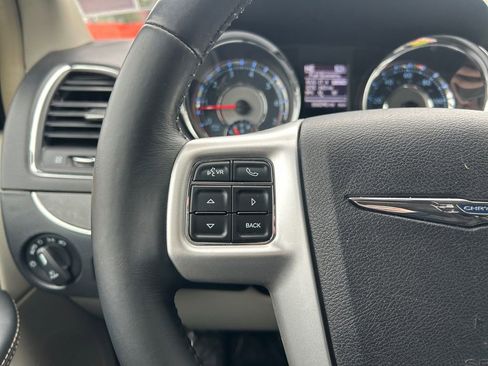 Used 2015 Chrysler Town & Country Touring image 17