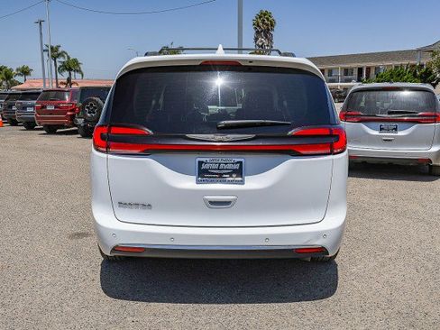 Used 2021 Chrysler Pacifica Touring-L FWD image 5