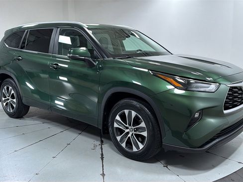 Used 2023 Toyota Highlander XLE image 3