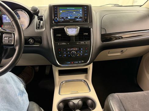 Used 2016 Chrysler Town & Country Limited image 22