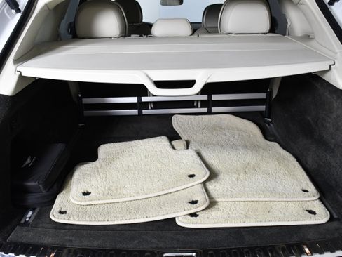 Used 2017 Bentley Bentayga image 33