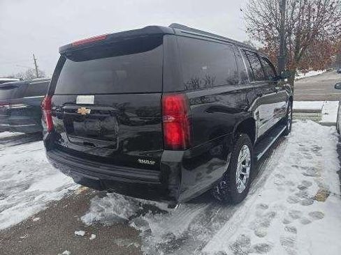 Used 2017 Chevrolet Suburban LT w/ LT Signature Package image 3