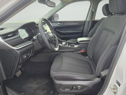 Used 2024 Jeep Grand Cherokee Laredo image 24