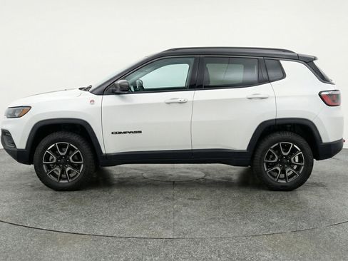Used 2025 Jeep Compass Trailhawk AWD/4WD image 5