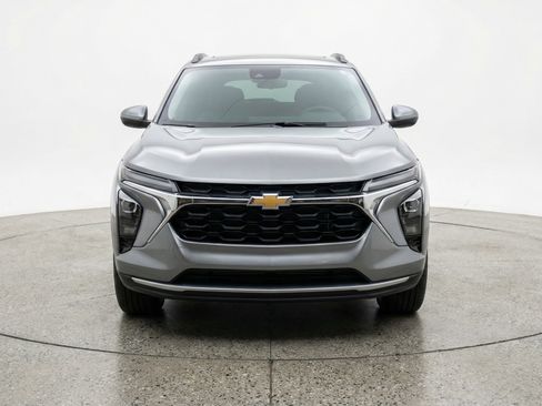 Used 2025 Chevrolet Trax LT w/ LT Convenience Package image 2