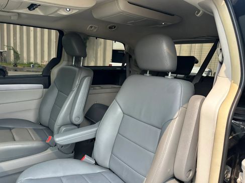 Used 2011 Volkswagen Routan SEL FWD image 16