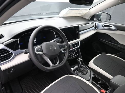 Used 2025 Volkswagen Taos SE w/ Panoramic Sunroof Package image 18