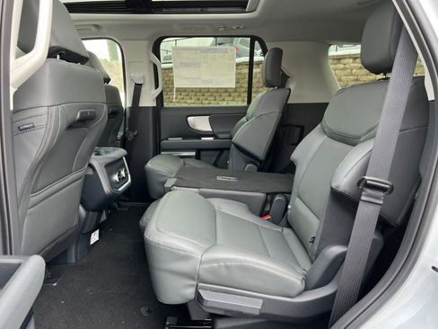 New 2026 Ford Expedition Active image 4