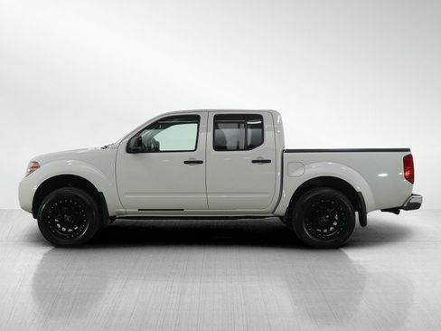 Used 2019 Nissan Frontier SV image 2