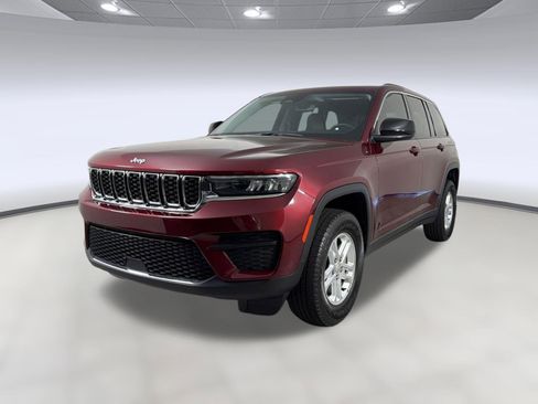 Used 2023 Jeep Grand Cherokee Laredo AWD/4WD image 1