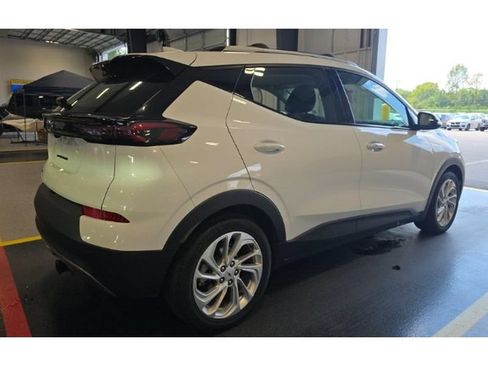 Used 2023 Chevrolet Bolt EUV LT w/ Driver Confidence Package FWD image 3