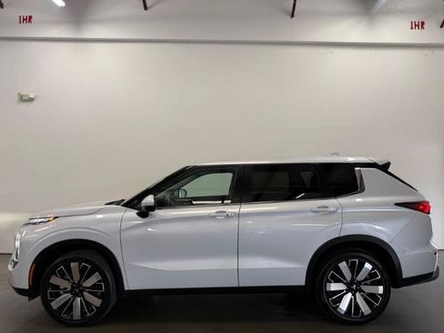 Used 2025 Mitsubishi Outlander SE FWD image 3