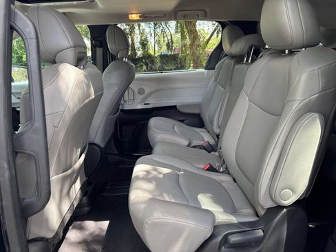 Used 2025 Toyota Sienna XLE FWD image 43