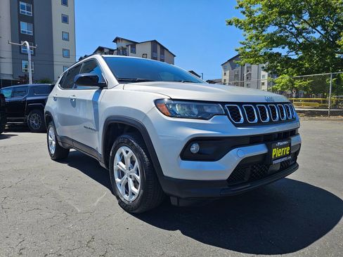 Used 2024 Jeep Compass Latitude image 2