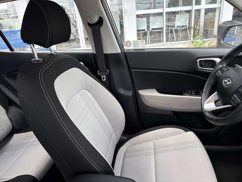 Used 2025 Hyundai Venue SEL FWD image 12