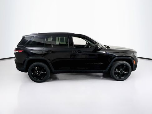 Used 2023 Jeep Grand Cherokee Altitude AWD/4WD image 4