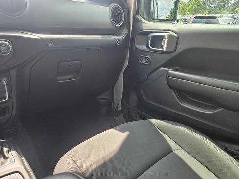Used 2023 Jeep Gladiator Sport AWD/4WD image 11