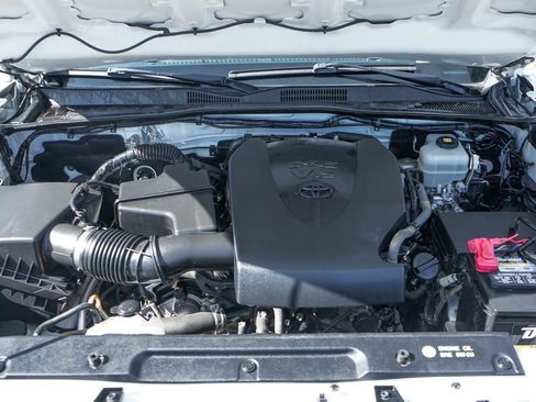 Used 2018 Toyota Tacoma TRD Off-Road w/ Technology Package image 12