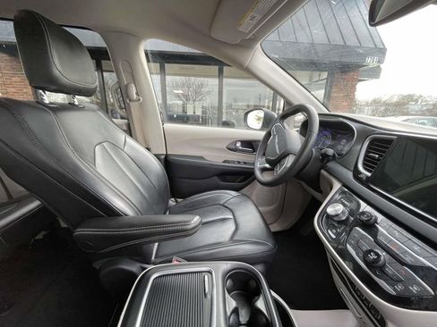 Used 2023 Chrysler Pacifica Touring-L image 16