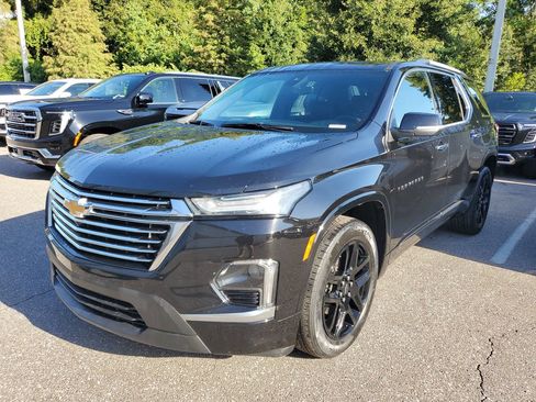 Used 2022 Chevrolet Traverse Premier FWD image 2