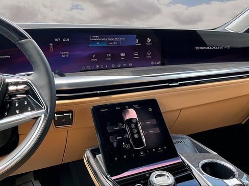 Certified 2025 Cadillac Escalade IQ Luxury 2 AWD/4WD image 9