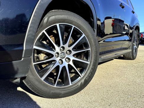 Used 2017 Toyota Highlander SE image 2