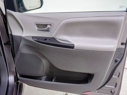 Used 2019 Toyota Sienna LE FWD image 32