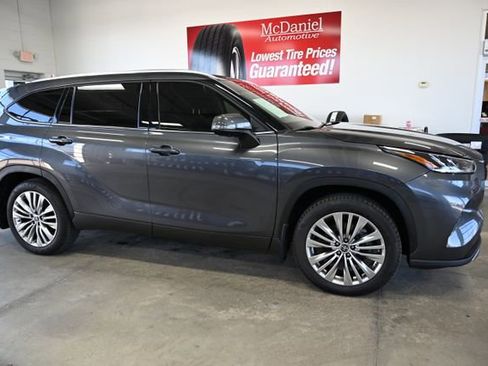 Used 2025 Toyota Highlander Platinum image 5