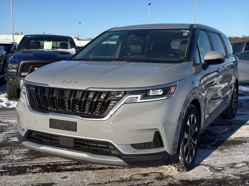 Used 2024 Kia Carnival EX image 2