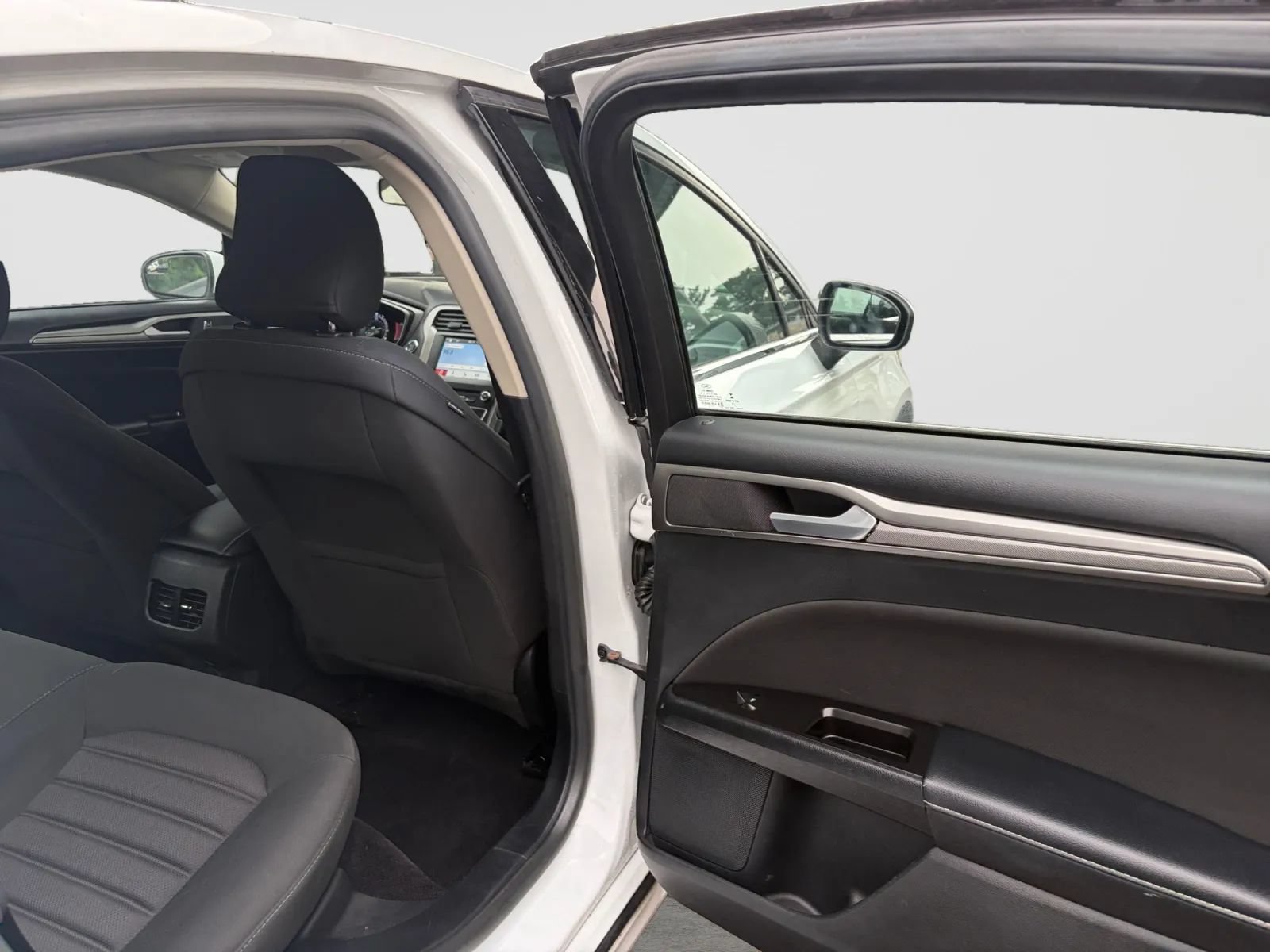 Used 2017 Ford Fusion SE w/ Fusion SE Technology Package FWD image 17