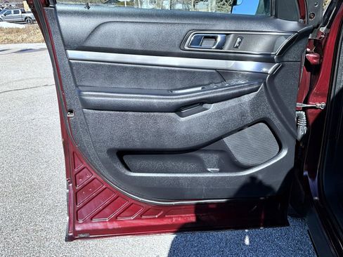 Used 2018 Ford Explorer XLT w/ Equipment Group 202A image 10