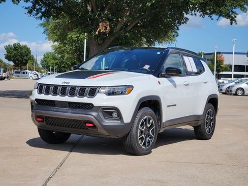 Certified 2025 Jeep Compass Trailhawk AWD/4WD image 3