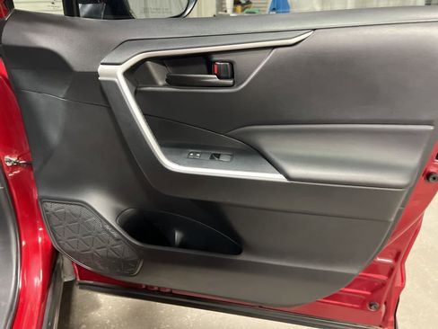 Used 2022 Toyota RAV4 LE image 9