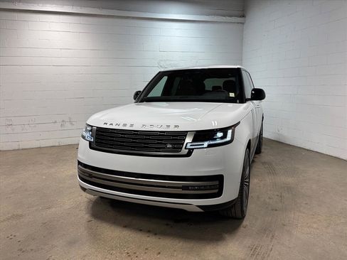 New 2026 Land Rover Range Rover SE image 2