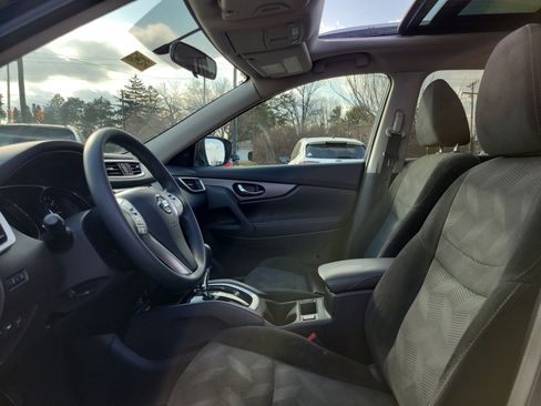 Used 2016 Nissan Rogue SV w/ SV Premium Package image 16