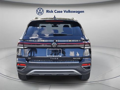 Certified 2025 Volkswagen Taos SE w/ Panoramic Sunroof Package image 5