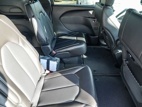 New 2026 Chrysler Pacifica Select image 18