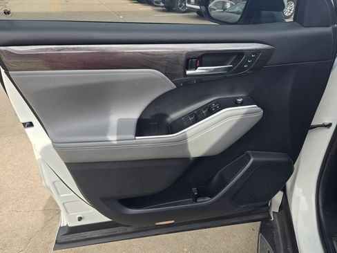 Used 2021 Toyota Highlander Platinum image 11