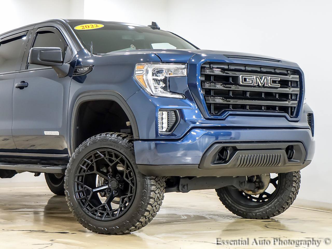 Used 2022 GMC Sierra 1500 Elevation w/ X31 Off-Road Package AWD/4WD image 2