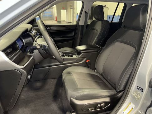 Used 2023 Jeep Grand Cherokee Laredo image 14