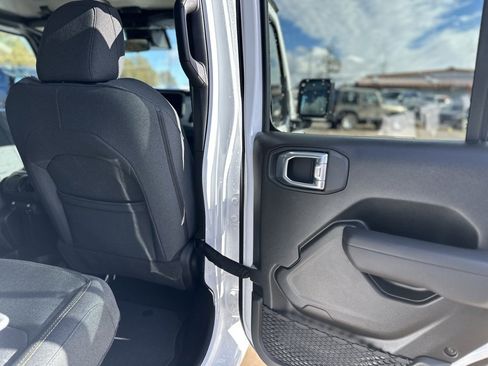 Used 2025 Jeep Gladiator Sport image 10