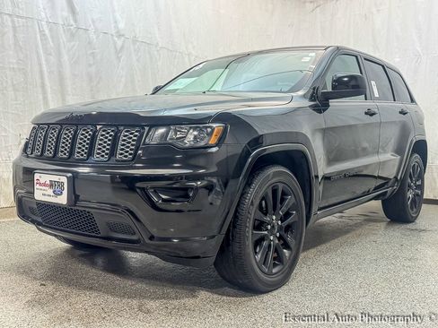 Used 2018 Jeep Grand Cherokee Altitude image 2