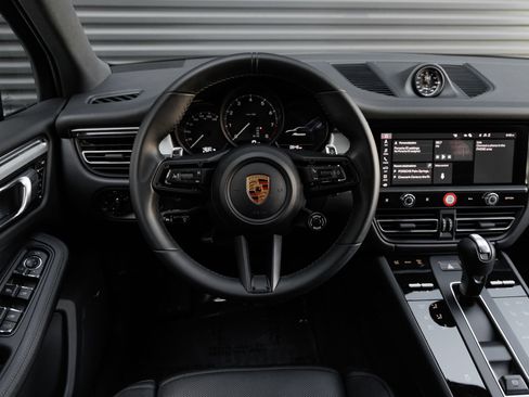 Certified 2026 Porsche Macan AWD/4WD image 17