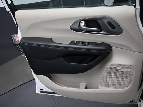 Used 2023 Chrysler Pacifica Touring-L FWD image 18