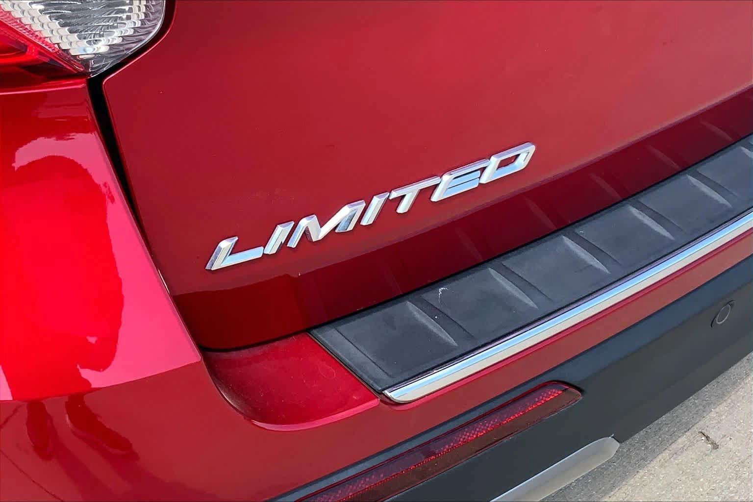 Used 2024 Ford Explorer Limited w/ Equipment Group 301A AWD/4WD image 10