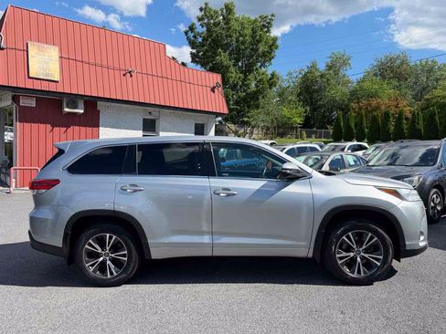 Used 2017 Toyota Highlander LE AWD/4WD image 8