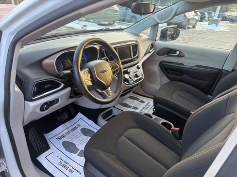 Used 2023 Chrysler Voyager LX image 9