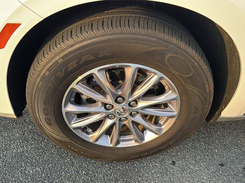 Used 2024 Buick Enclave Premium image 35