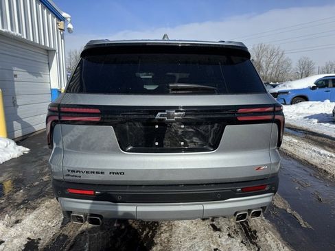 Used 2025 Chevrolet Traverse Z71 image 3